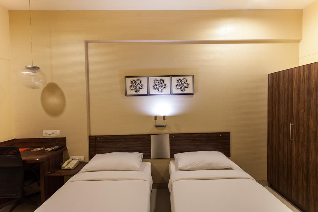 Ginger Surat Hotel Eksteriør billede