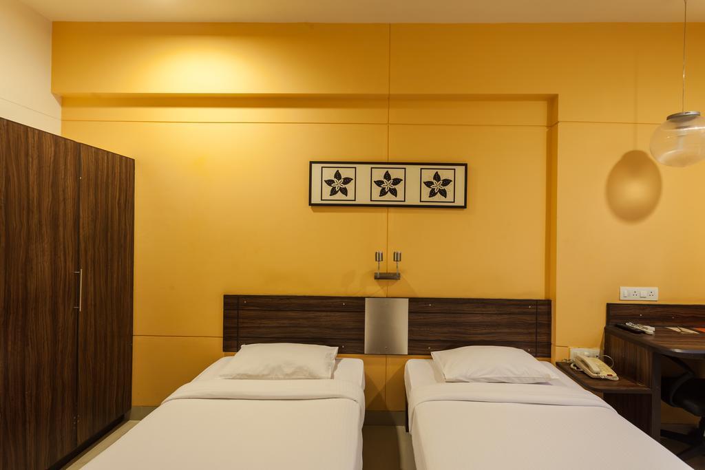 Ginger Surat Hotel Eksteriør billede