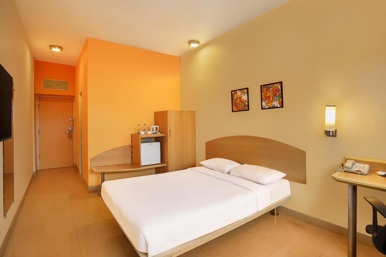 Ginger Surat Hotel Eksteriør billede